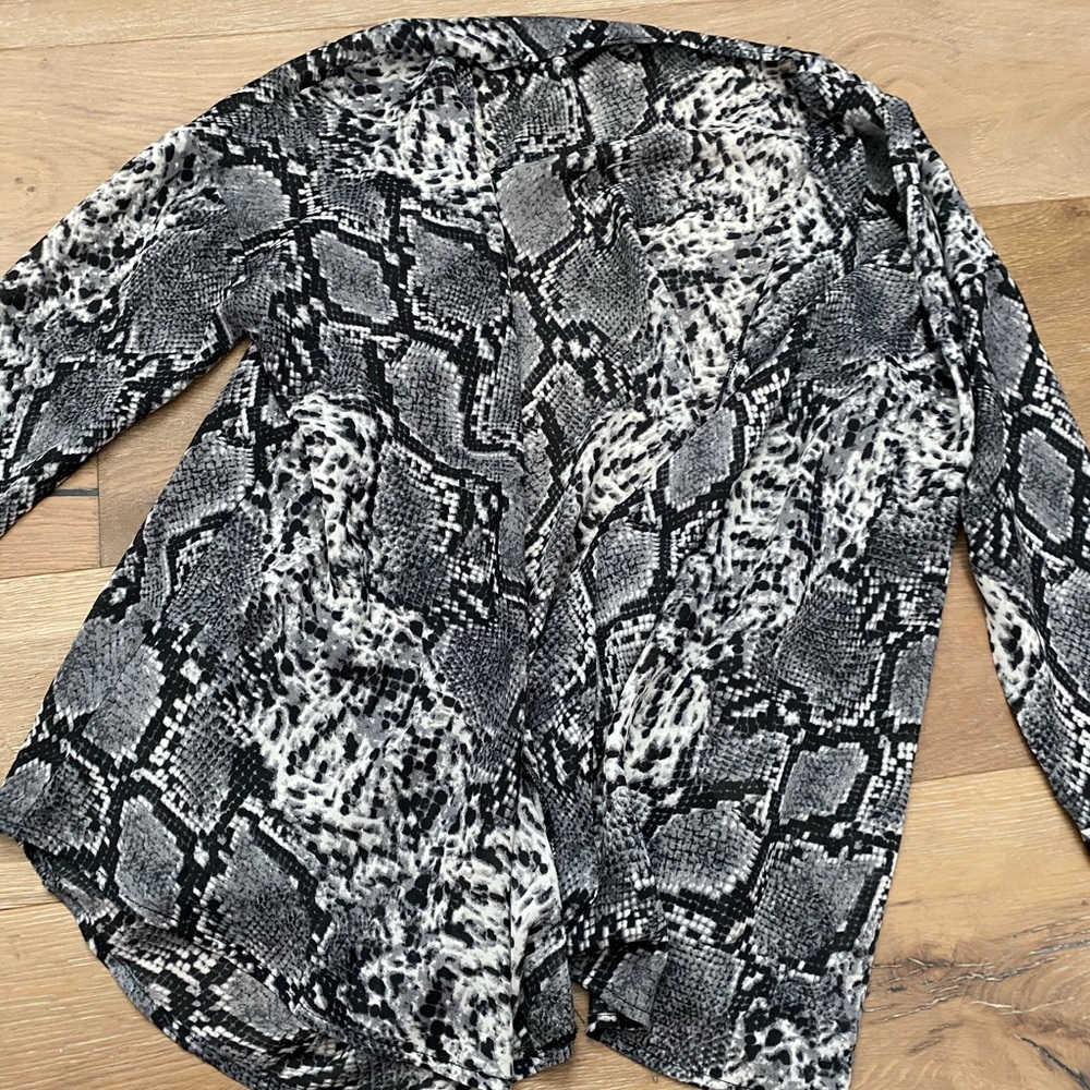 Pretty little thing wrap top